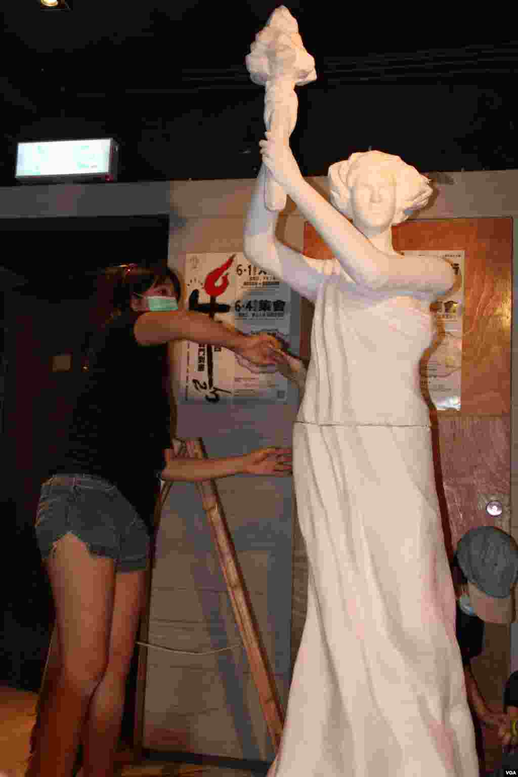 香港支联会将民主女神像运送到六四纪念馆竖立（美国之音图片/海彦拍摄）