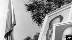 1966年9月红卫兵抬着毛泽东像，手持毛主席语录在北京游行