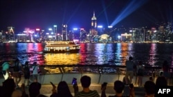 2019年8月23日,香港抗议者手牵手沿着维多利亚港组成人链"香港之路"。