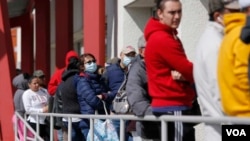 资料照片:美国内华达州拉斯维加斯市的失业工人正在排队等候领取失业救济(2020年3月17号)。