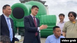 5月21日星期二,台湾中正纪念堂前,一位坐在轮椅上的“坦克人”来和一个塑胶坦克人会面。