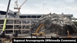 2025年3月28日缅甸强烈地震后,当时正在由中铁十局(泰国)负责施工兴建的泰国国家审计署新总部大楼倒塌。照片摄于曼谷JJ购物中心,2025年4月5日。(照片来源:Supanut Arunoprayote, Wikimedia Commons)