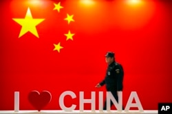 资料照:北京举行的中国国际信息通信展会上的一名保安在执勤。(2019年10月31日)