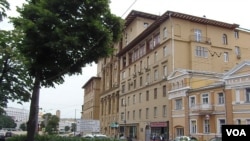 苏联也重视北极考察开发。位于莫斯科市中心阿尔巴特街附近的极地专家大楼。上个世纪30年代由斯大林下令建造。许多苏联极地专家的后代今天仍然住在这栋大楼里。(美国之音白桦拍摄)