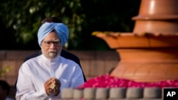 资料照片:在印度前总理拉吉夫·甘地去世周年之际,印度前总理曼莫汉·辛格在新德里参加悼念活动。(2015年5月21日)
