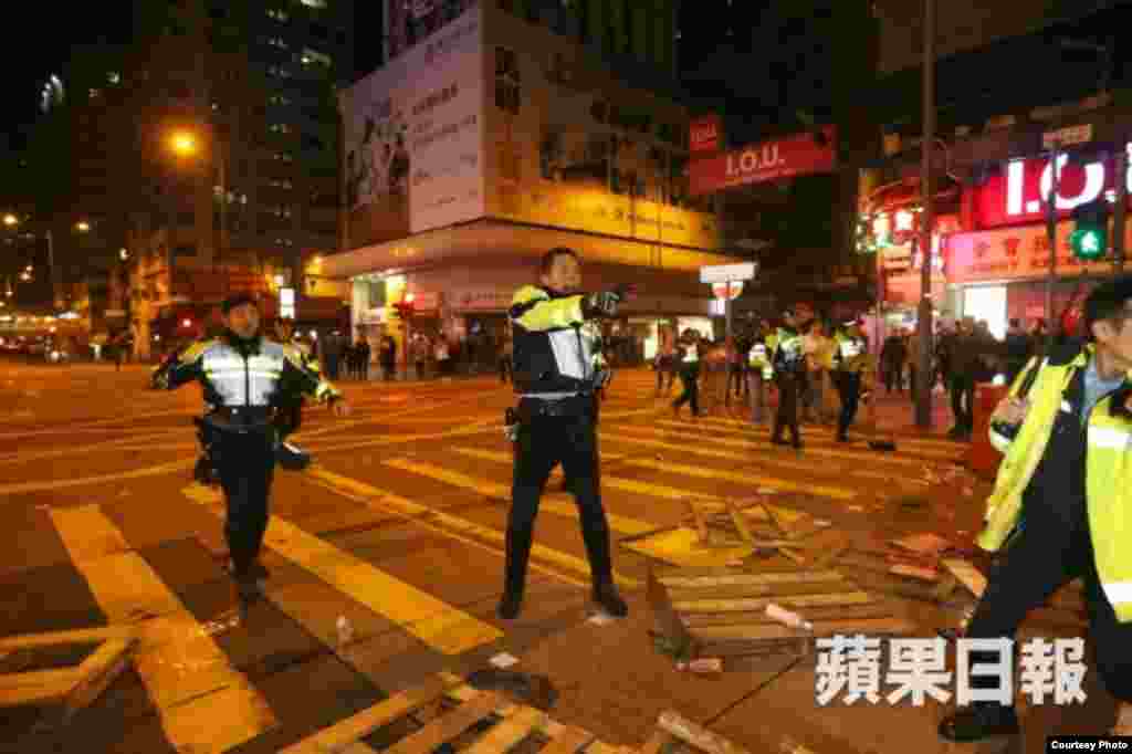 旺角街头夜市大年初一晚爆发激烈警民冲突 (苹果日报)