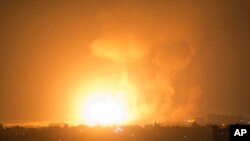 Một vụ nổ do các cuộc không kích của Israel vào thành phố Gaza gây ra vào sáng sớm ngày thứ Năm 9/8/2018.