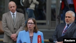 美国驻俄大使琳恩特雷西在莫斯科一法院外对媒体讲话,此前该法院对华尔街日报记者格什科维奇受控间谍案进行了聆讯。(路透社 2023年4月18日摄)