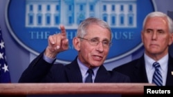 国立过敏与传染病研究所主任弗契医生在白宫有关行管病毒疫情的记者会上讲话,彭斯副总统在一旁倾听。(2020年4月1日)