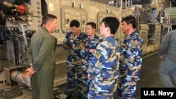 越南海军人员参加2018环太军演并登上美国军舰(美国海军照片)