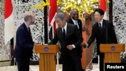 日本经济产业大臣武藤容治(右)3月10日在华盛顿表示,他已请求美国政府官员豁免日本的汽车和金属关税。 (图为英国外交大臣戴维·拉米访问日本的资料照)