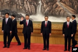 习近平主席和李克强总理等第19届中共中央政治局常委(赵乐际不在画面内)在人民大会堂会见记者,习近平招手致意(2017年10月25日)