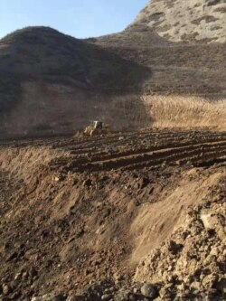 位于甘肃省天水市武山县的“武山甘肃华夏春秋(天水.铁笼山)文化旅游影视基地”施工项目,工人开凿人工湖并埋设管线。(照片提供:何林)