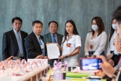 拉克查努克·斯瑞诺克和由Clubehouse(俱乐部屋)用户组成的"泰国团结俱乐部"成员2021年3月向泰国国会递交请愿信,请求关注政治犯。(图片由“泰国团结俱乐部”提供)