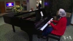 医院琴声:为爱演奏的老乐师 医院琴声:为爱演奏的老乐师