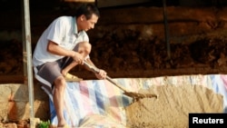 在尼日利亚金矿工作的一名中国矿工 (资料照片)