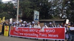စစ်အာဏာသိမ်းတဲ့အပေါ် တရုတ်ရဲ့တုံ့ပြန်မှုကို မကျေနပ်သူတွေ ရန်ကုန် တရုတ်သံရုံးရှေ့ ဆန္ဒပြ စစ်အာဏာသိမ်းတဲ့အပေါ် တရုတ်ရဲ့တုံ့ပြန်မှုကို မကျေနပ်သူတွေ ရန်ကုန် တရုတ်သံရုံးရှေ့ ဆန္ဒပြ
