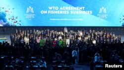 2024年2月26日,在阿拉伯联合酋长国阿布扎比举行的第13届世界贸易组织部长级会议上,代表们合影留念。(路透社)