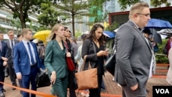 香港民主派初选案判刑受到国际社会关注,多名外国驻港领事馆代表11月19日到西九龙裁判法院旁听。 (美国之音照片)