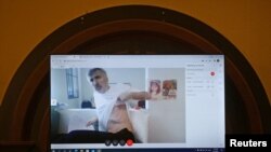 Саакашвілі на відеозв’язку із клініки під час судового засідання щодо його звільнення або відстрочення шестирічного ув’язнення через проблеми зі здоров’ям, Тбілісі, Грузія, 1 лютого 2023 р. Фото: REUTERS/Irakli Gedenidze