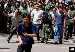 2009年新疆七五事件中部分汉族人遭到袭击,后来,7月7日,手持棍棒的汉人冲破武警警戒线,试图攻击维吾尔人。