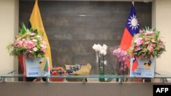 台北驻立陶宛台湾代表处的大厅摆着鲜花和旗帜。(2021年11月18日)