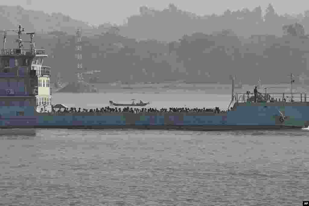 ဘင်္ဂလားဒေ့ရှ်နိုင်ငံ ဒုက္ခသည်စခန်းက ရိုဟင်ဂျာဒုက္ခသည်များ Bhashan Char သို့ ပြောင်းရွှေ့နေထိုင်တဲ့ မြင်ကွင်း။