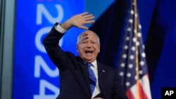 ပါတီညီလာခံမှာ တွေ့ရတဲ့ ဒုသမ္မတလောင်း Minnesota ပြည်နယ်အုပ်ချုပ်ရေးမှူး Tim Walz (ဩဂုတ် ၂၂၊ ၂၀၂၄)