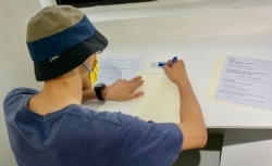 香港市民阿迪参观反送中运动两周年义卖活动之后,写下自己的心声。 (美国之音 汤惠芸拍摄)