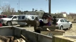 纳瓦霍族妇女不畏病毒回馈乡里 纳瓦霍族妇女不畏病毒回馈乡里