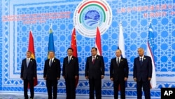 参加上合峰会的(从左向右)吉尔吉斯斯坦、哈萨克斯坦、中国、塔吉克斯坦、俄罗斯和乌兹别克斯坦等六国的元首