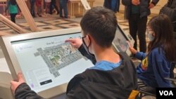 孩子们通过人工智能工具一起合作创造他们理想中的未来小镇。(美国之音布洛克拍摄)