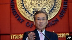 Bộ trưởng Ngoại giao Thái Lan Don Pramudwinai trao đổi với phóng viên trong buổi họp báo tại Bộ Ngoại giao ở Bangkok, Thái Lan, ngày 1 tháng 7 năm 2016.