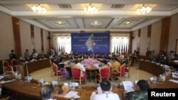 ကိုးကန့်လက်နက်ကိုင်တပ်ဖွဲ့ MNDAA အပါအဝင် ဝနယ်၊ ပန်ဆန်းဒေသမှာ မေလဆန်းက ကျင်းပခဲ့တဲ့ တိုင်းရင်းသားလက်နက်ကိုင်အဖွဲ့များညီလာခံမြင်ကွင်း။