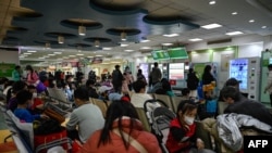 北京一家儿童医院候诊室内挤满患病儿童和家长。(2023年11月23日)