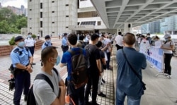 香港国安法首宗案件7月30日判刑,大批不同政见人士聚集在高等法院门外(美国之音/汤惠芸)