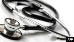 Ngoài việc bị ngược đãi về thu nhập, chưa biết đến lúc nào mới có thể sống bằng lương, nhân viên y tế ở Việt Nam còn bị ngược đãi về khối lượng công việc phải đảm trách, môi trường làm việc thiếu đủ thứ, từ nhân sự đến trang bị, thiết bị, dược phẩm,...