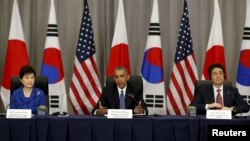 美国总统奥巴马(中)在华盛顿的核安全峰会上与韩国总统朴槿惠(左)和日本首相安倍晋三(右)举行三边会谈(2016年3月31日)