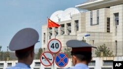 资料照片:吉尔吉斯斯坦首都比什凯克发生自杀攻击后当地警察在中国驻比什凯克使馆前执勤(2016年8月30日)