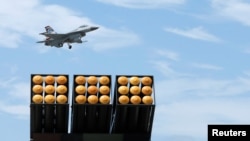 2017年8月7日台湾高雄冈山飞行表演上,台湾空军F-16战斗机飞越上空。