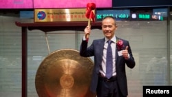 万科公司在香港股票交易所上市,董事长王石在敲锣之后(2014年6月25日)