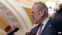 2023年6月21日,美国国会参议院多数党领袖查克·舒默在华盛顿国会山对记者讲话。