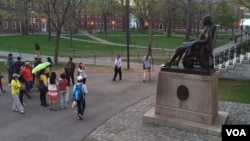 亚洲游客参观哈佛校园。(资料照)