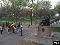 亚洲游客参观哈佛校园。(资料照)