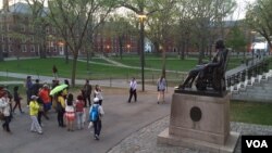 亚洲游客参观哈佛校园。(资料照)