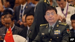 2015年11月4日,中国国防部长张万全(右)在马来西亚吉隆坡举行的东南亚国家联盟(ASEAN)国防部长会议开始之前就座。