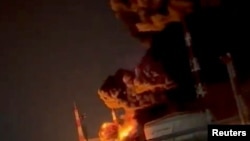 乌军12月14日出动无人机袭击俄罗斯奥谬尔地区斯塔诺伊孔村的燃料库,引发大火。