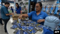 巴西圣保罗一家医疗用品店的工人在整理防毒口罩。(2020年2月27日)