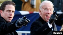 资料照:美国前副总统拜登与儿子亨特·拜登(左)