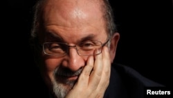 资料照: 《撒旦诗篇》作者、印度裔作家萨尔曼·拉什迪8月12日在纽约一场公开活动中遭遇袭击。